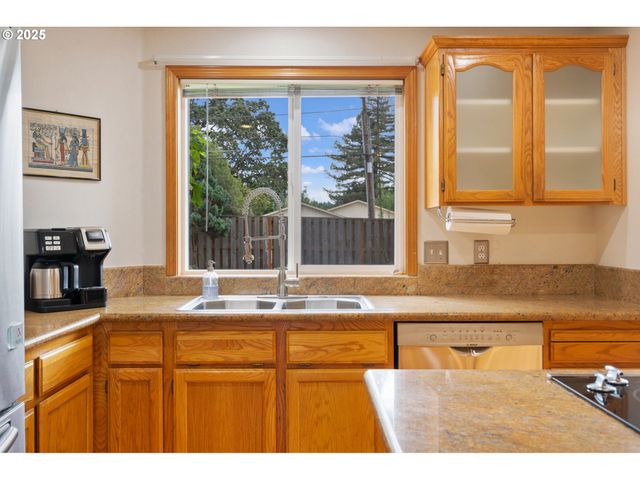 9358 Sw CLARIDGE Dr, Portland, OR 97223