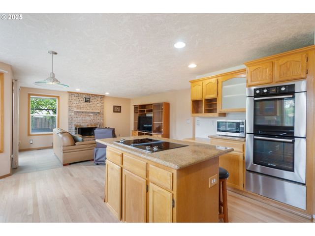 9358 Sw CLARIDGE Dr, Portland, OR 97223