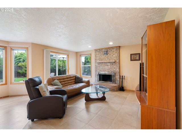 9358 Sw CLARIDGE Dr, Portland, OR 97223