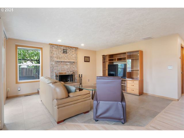 9358 Sw CLARIDGE Dr, Portland, OR 97223