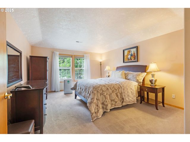 9358 Sw CLARIDGE Dr, Portland, OR 97223