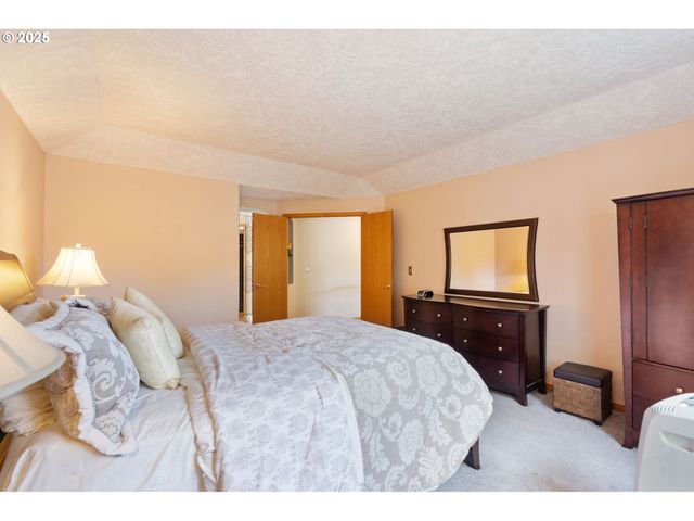 9358 Sw CLARIDGE Dr, Portland, OR 97223