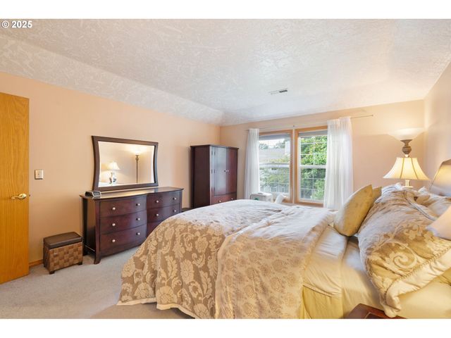 9358 Sw CLARIDGE Dr, Portland, OR 97223