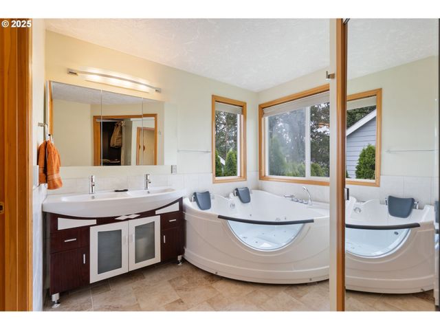 9358 Sw CLARIDGE Dr, Portland, OR 97223