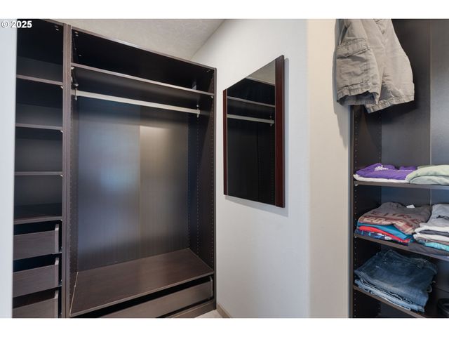 9358 Sw CLARIDGE Dr, Portland, OR 97223