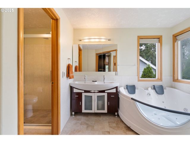 9358 Sw CLARIDGE Dr, Portland, OR 97223