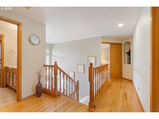 9358 Sw CLARIDGE Dr, Portland, OR 97223