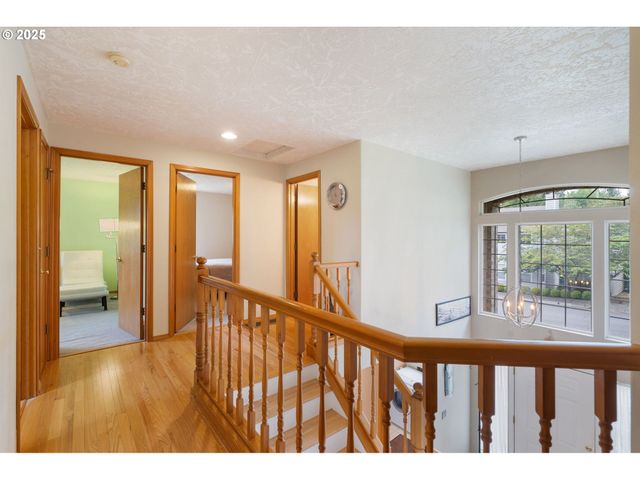 9358 Sw CLARIDGE Dr, Portland, OR 97223