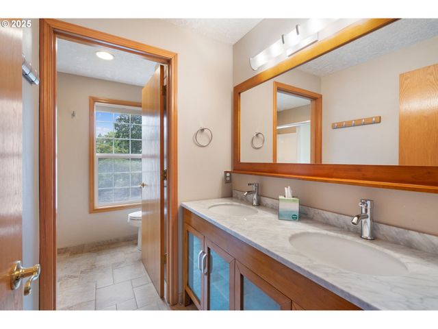 9358 Sw CLARIDGE Dr, Portland, OR 97223