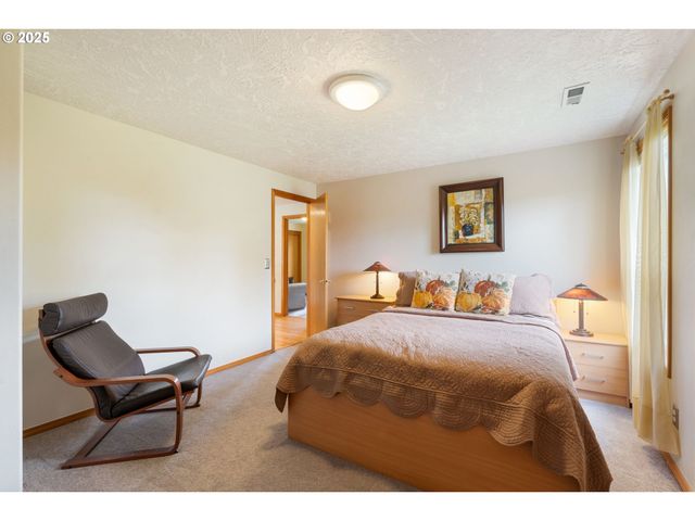 9358 Sw CLARIDGE Dr, Portland, OR 97223