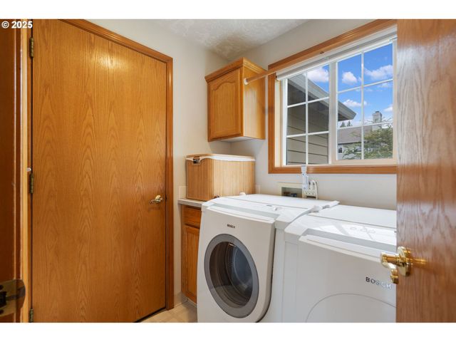 9358 Sw CLARIDGE Dr, Portland, OR 97223