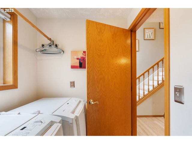 9358 Sw CLARIDGE Dr, Portland, OR 97223