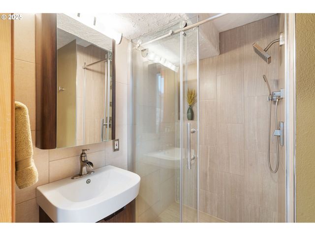 9358 Sw CLARIDGE Dr, Portland, OR 97223