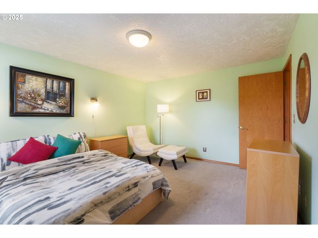 9358 Sw CLARIDGE Dr, Portland, OR 97223