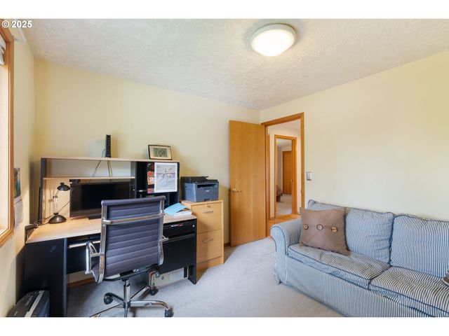 9358 Sw CLARIDGE Dr, Portland, OR 97223