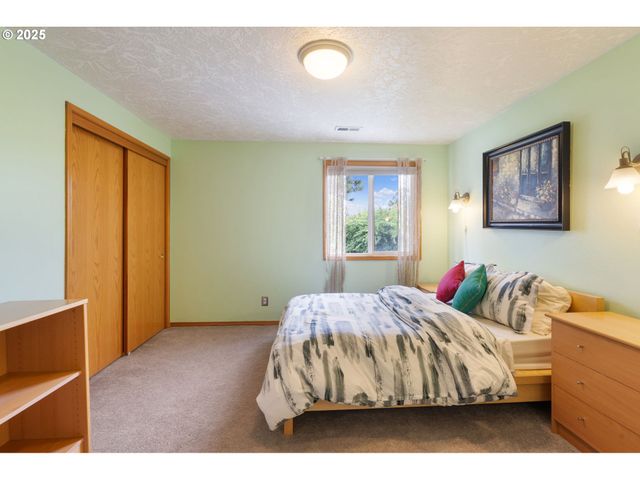 9358 Sw CLARIDGE Dr, Portland, OR 97223