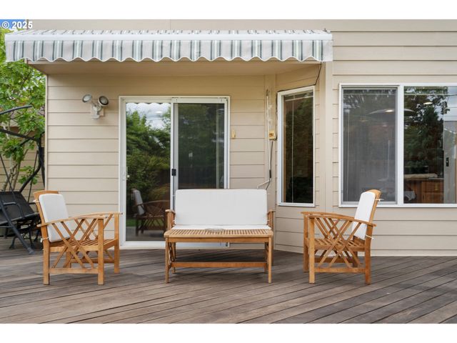 9358 Sw CLARIDGE Dr, Portland, OR 97223