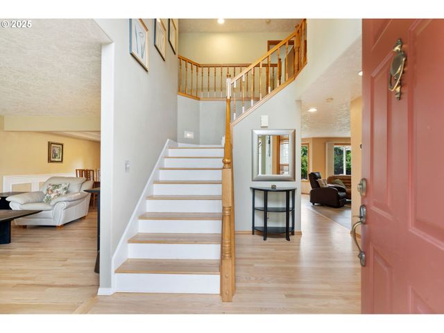 9358 Sw CLARIDGE Dr, Portland, OR 97223