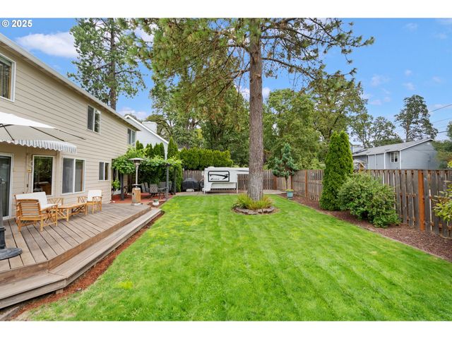 9358 Sw CLARIDGE Dr, Portland, OR 97223