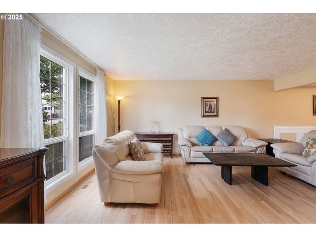 9358 Sw CLARIDGE Dr, Portland, OR 97223