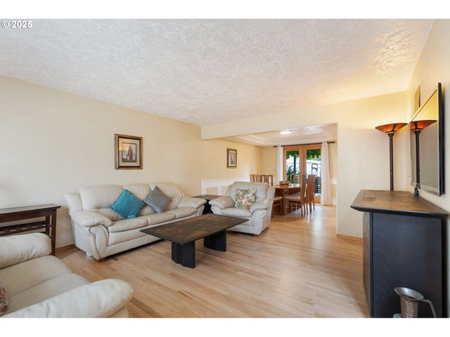 9358 Sw CLARIDGE Dr, Portland, OR 97223