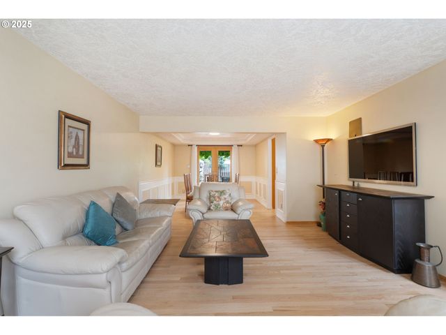 9358 Sw CLARIDGE Dr, Portland, OR 97223