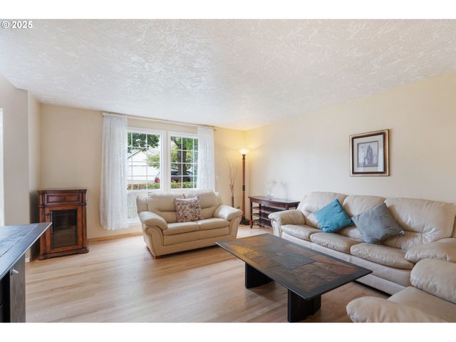 9358 Sw CLARIDGE Dr, Portland, OR 97223