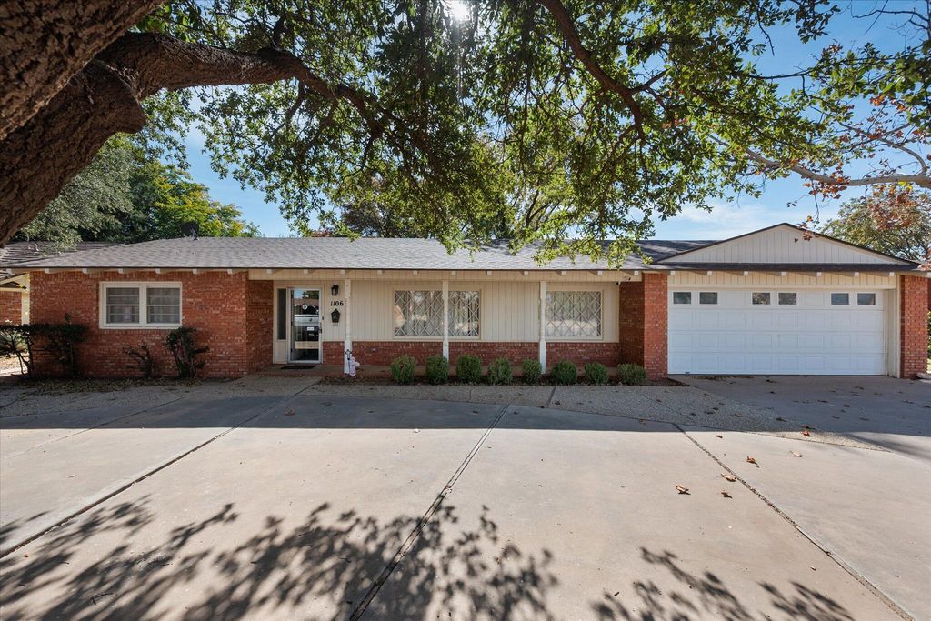 1106 E Tate Street, Brownfield, TX 79316