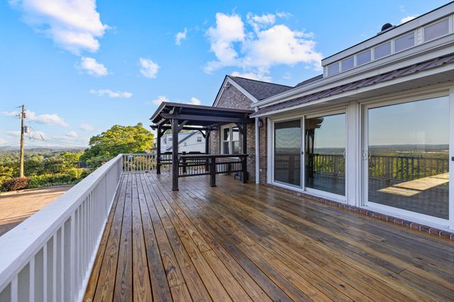 500 N Crest Road, Chattanooga, TN 37404