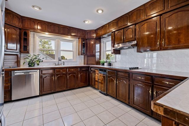 500 N Crest Road, Chattanooga, TN 37404