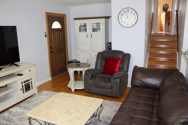 4253 W Devon Avenue, Chicago, IL 60646