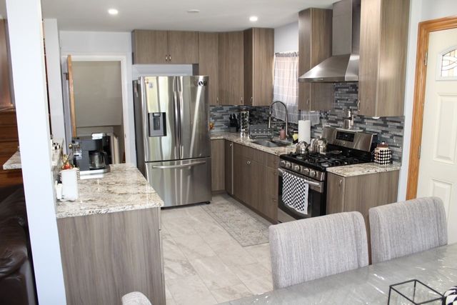 4253 W Devon Avenue, Chicago, IL 60646