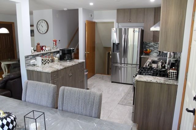 4253 W Devon Avenue, Chicago, IL 60646