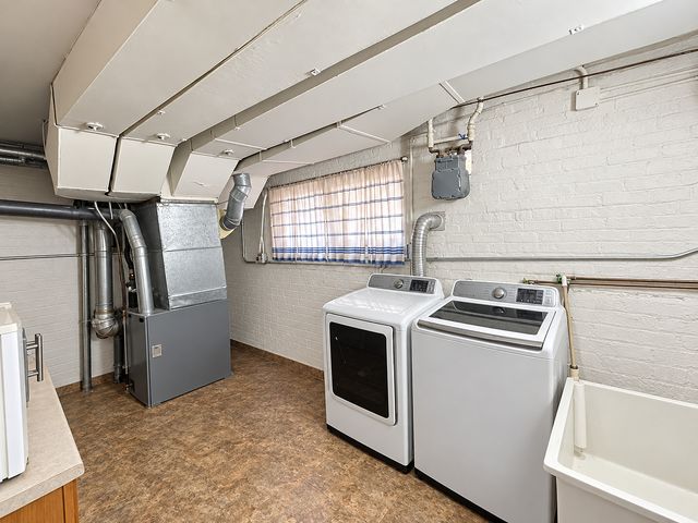 4253 W Devon Avenue, Chicago, IL 60646