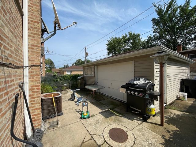 4253 W Devon Avenue, Chicago, IL 60646