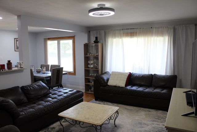 4253 W Devon Avenue, Chicago, IL 60646