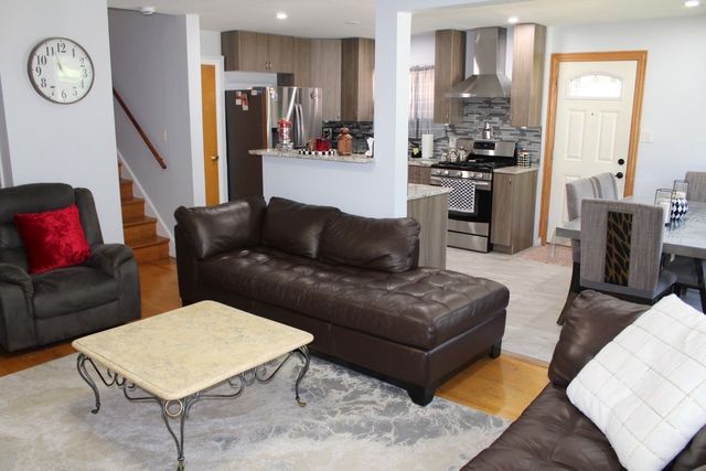 4253 W Devon Avenue, Chicago, IL 60646