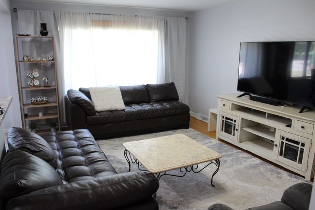 4253 W Devon Avenue, Chicago, IL 60646