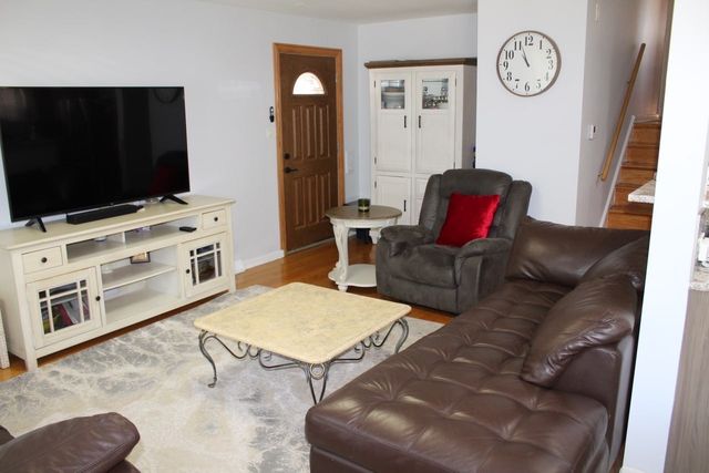 4253 W Devon Avenue, Chicago, IL 60646