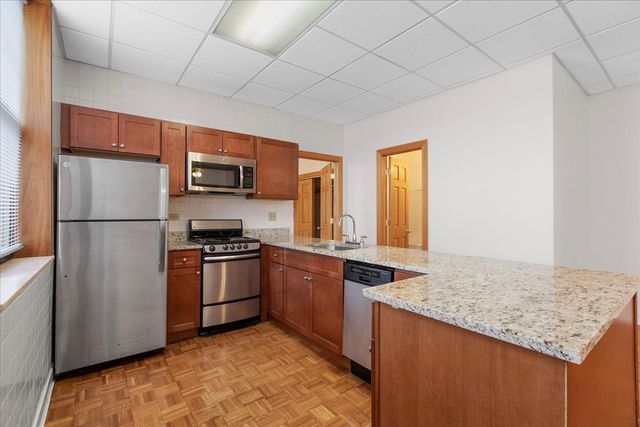 620 W Belmont Avenue 402, Chicago, IL 60657