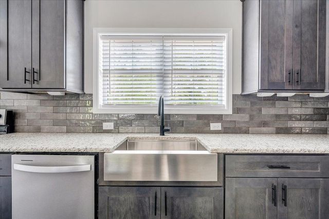 284 Windsor Castle DR, Moneta, VA 24121