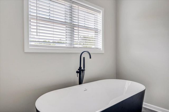 284 Windsor Castle DR, Moneta, VA 24121
