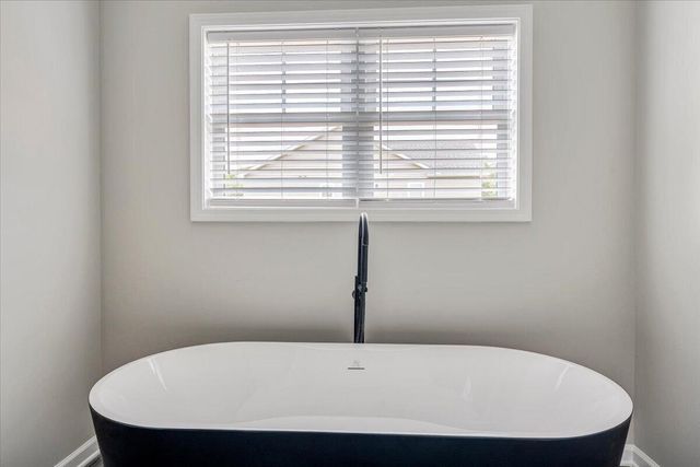 284 Windsor Castle DR, Moneta, VA 24121