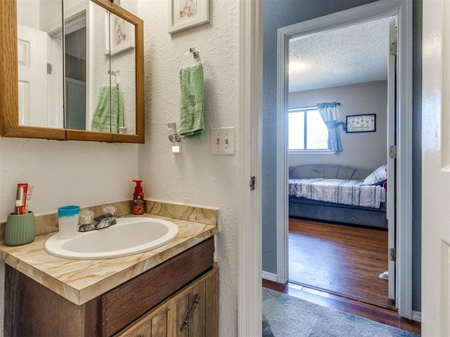 604 Meadowlake Drive, Noble, OK 73068