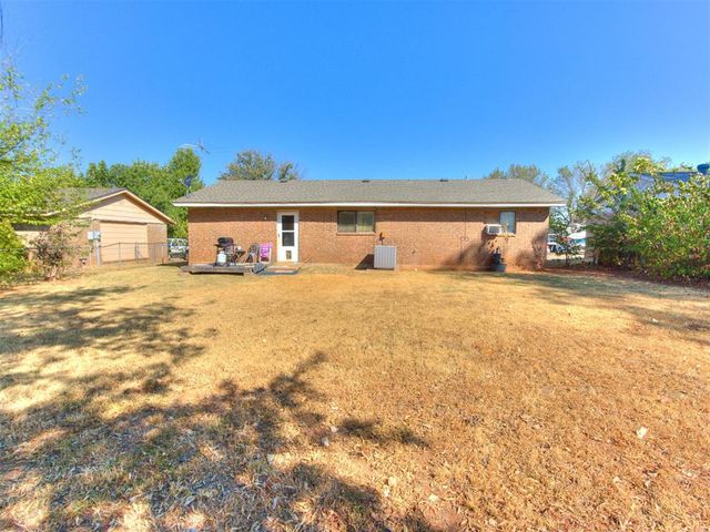 604 Meadowlake Drive, Noble, OK 73068