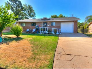 604 Meadowlake Drive, Noble, OK 73068