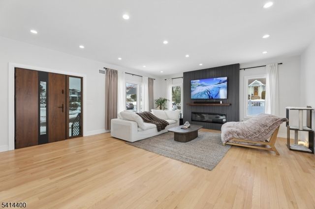 6 Hillside Ter, Wallington Boro, NJ 07057