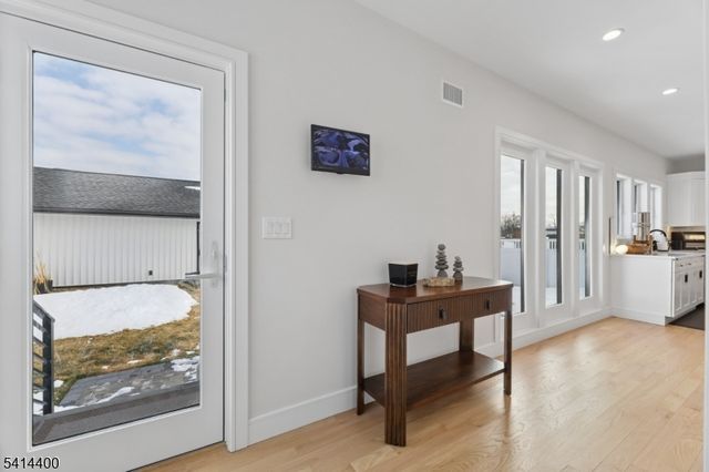 6 Hillside Ter, Wallington Boro, NJ 07057