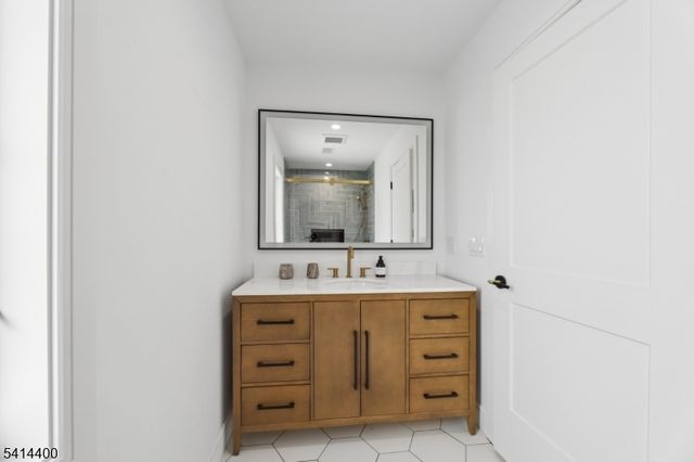 6 Hillside Ter, Wallington Boro, NJ 07057