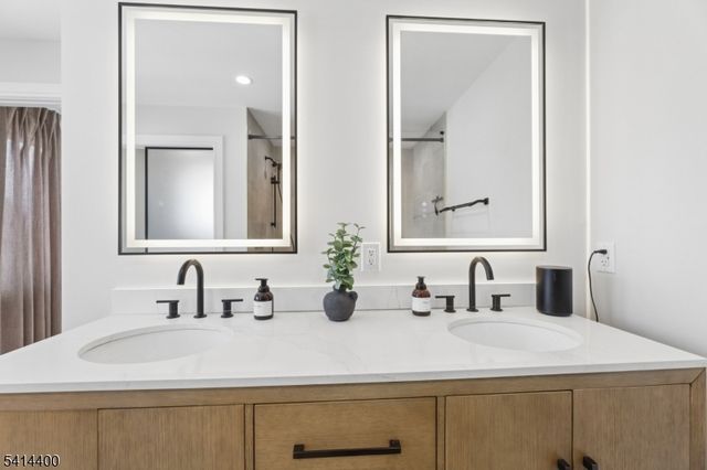 6 Hillside Ter, Wallington Boro, NJ 07057